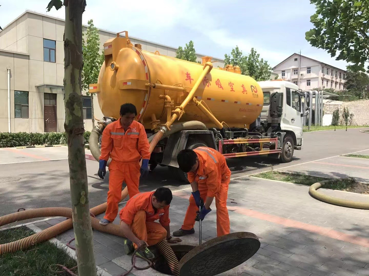 德宏管道疏通车停在窨井附近