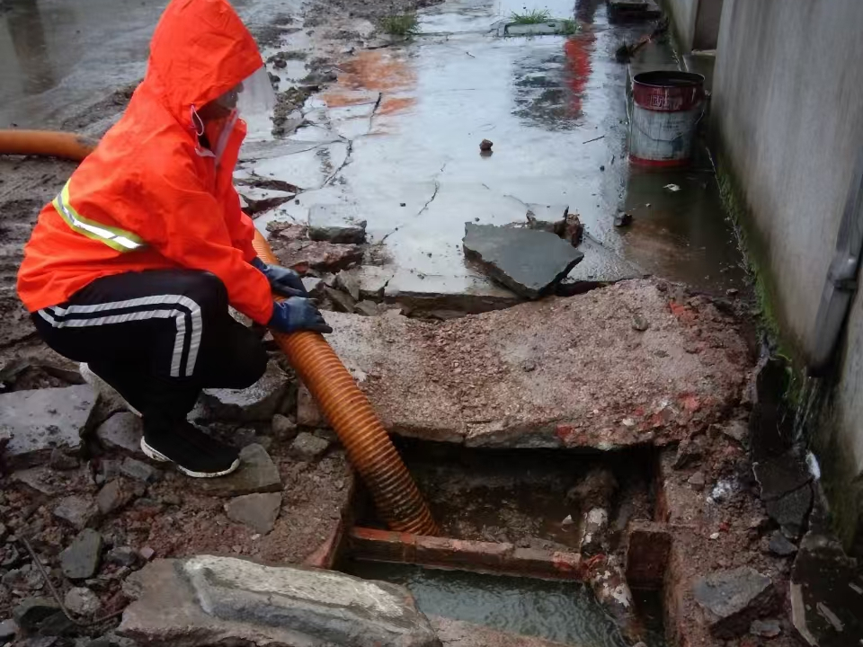 德宏专业清理污水池 炜誉市政以规范流程守护城市 “肠道”